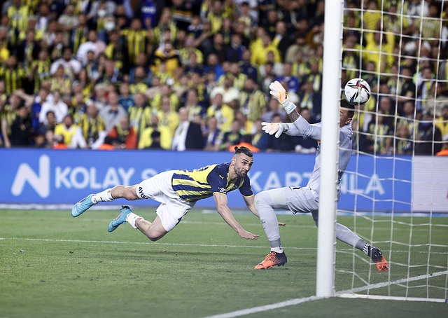 沙特变了：从为C罗本泽马豪掷千金，到对萨拉赫精打细算？